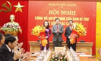 Bí thư Tỉnh ủy Bắc Giang Nguyễn Văn Gấu trao quyết định cho bà Hương và ông Oảnh. Ảnh: Nguyễn Thắng