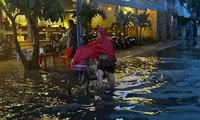 TPHCM mưa xối xả, người dân vất vả lội nước về nhà