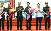 Lãnh đạo Quân khu 1 và tỉnh Bắc Giang, Bắc Ninh tặng hoa chúc mừng Bộ Chỉ huy quân sự tỉnh Bắc Ninh (mới).