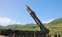 Tên lửa đạn đạo được cho là Hwasong-14. Ảnh: KCNA