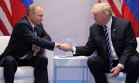 Ông Putin (trái) và ông Trump lần đầu gặp nhau hồi tháng 7. Ảnh: Reuters
