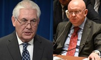 Bộ trưởng Ngoại giao Mỹ Rex Tillerson (trái) và Đại sứ Nga tại LHQ Vasily Nebenzia.