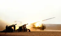 Quân đội Syria pháo kích vào các vị trí IS gần thành phố al-Bukamal. Ảnh: Global Look Press