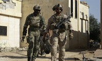 Hai lính đặc nhiệm Mỹ tuần tra trong làng Fatisah tại Raqqa, Syria vào 25/5/2016. Ảnh: AFP