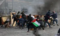 Những người Palestine tham gia biểu tình bạo lực phản đối quyết định của Tổng thống Donald Trump. Ảnh: Sputnik