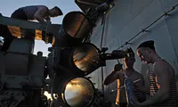 Các thủy thủ tàu tuần dương hỏa lực hạt nhân Pyotr Veliky sơn máy phóng tên lửa tại Tartus. Ảnh: Sputnik