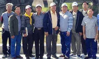 Trịnh Sướng (thứ tư từ phải qua) chụp ảnh cùng ông Huỳnh Thành Hiệp (bìa phải), Huỳnh Văn Sum (thứ 2, hàng phía sau). Ảnh: N.T.