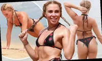 Sao truyền hình Anh Gabby Allen diện bikini bé xíu, tập cơ trên bãi biển