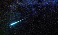 Điều gì sẽ xảy ra với Trái Đất nếu sao chổi &apos;tử thần&apos; Halley lao thẳng vào Mặt Trăng?