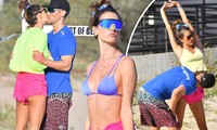 Alessandra Ambrosio diện bikini gợi cảm tuổi 40, hôn đắm đuối tình mới trên bãi biển