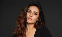 Jasmin Bhasin đau đớn và bất lực vì không tìm được giường bệnh cho mẹ trong bối cảnh bệnh viện Ấn Độ quá tải do COVID-19.