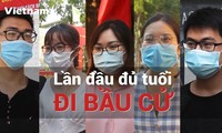 Các bạn trẻ từ 18-24 tuổi chia sẻ cảm xúc, hướng về ngày bầu cử đầu tiên trong đời. (Ảnh: Minh Anh/Vietnam+)