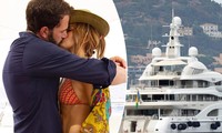 Jennifer Lopez diện bikini nóng bỏng, ‘khóa môi’ tình trẻ mừng tuổi 52