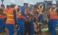 Bản tin 8H: Nhóm phụ nữ mặc áo ngực la hét ở công trường