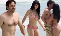 Tình trẻ của em trai ‘Người Dơi’ diện bikini ‘bỏng mắt&apos;, âu yếm nhau giữa biển