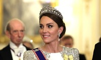 Hoàng hậu Camilla, Công nương Kate đội vương miện của mẹ chồng