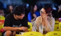 Giới trẻ TP.HCM đổ xô đến khu ăn vặt ven sông Sài Gòn