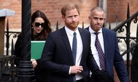 Harry lại khiến Hoàng gia Anh thót tim