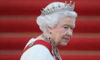 Harry - Meghan đã làm Nữ hoàng Elizabeth giận dữ