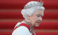 Harry - Meghan đã làm Nữ hoàng Elizabeth giận dữ