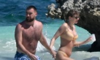 Taylor Swift khoe dáng với bikini, hôn đắm đuối bạn trai 