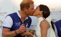 Harry và Meghan hôn nhau trên sân polo