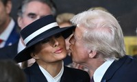 Đằng sau chiếc mũ che hết nửa mặt của bà Melania Trump