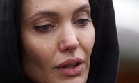 Angelina Jolie suy sụp