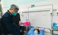 Thứ trưởng Nguyễn Trường Sơn thăm bệnh nhân bị tai biến do tiêm vắc xin phòng COVID-19.