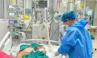 Bệnh nhân nặng điều trị tại Hà Nội - Ảnh: Thái Hà