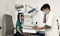 Bác sĩ khám cho bệnh nhi bị đau mắt đỏ Ảnh: Như Ý