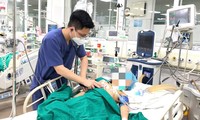 Bé gái 7 tuổi nguy kịch vì uốn ván sau khi bị mảnh gỗ nhỏ đâm vào chân