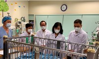 Bộ trưởng Bộ Y tế Đào Hồng Lan thăm bệnh nhi bị bác sĩ từ chối cấp cứu vì chưa đóng viện phí