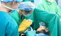 Hành trình kì diệu của người mẹ mang bệnh hiểm, đón con giữa 'bão giông'