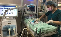 Bé trai đang điều trị tại Bệnh viện Đa khoa Xanh Pôn. Ảnh: Bệnh viện cung cấp.