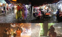 Hà Nội bất chợt mưa lớn, chợ Nhà Xanh ngập lụt khiến người dân đi lại khó khăn