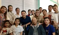 Nhiều nghệ sĩ Việt vào bệnh viện động viên tinh thần cho nữ diễn viên Mai Phương