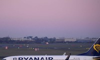 Ireland: Bị trễ chuyến, du khách nam chạy đuổi theo máy bay yêu cầu phi công mở cửa