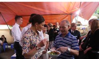Công chúa Thụy Điển thưởng thức bún bò Nam Bộ tại quán ăn bình dân tại Hà Nội