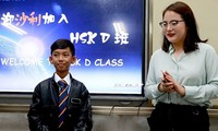 Cậu bé bán hàng rong nói 16 thứ tiếng sang Trung Quốc học tập