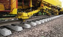 Máy xây đường ray 500 mét trong 90 phút