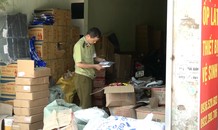 Cảnh sát phát hiện hơn 1 tấn nguyên liệu trà sữa 'lậu' ở Hà Nội