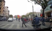 Học sinh cúi đầu cảm ơn khi tài xế nhường đường