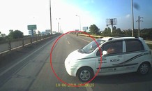 Ô tô 'vô tư' quay đầu chạy ngược chiều, suýt gây họa thảm khốc