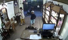 Bé trai 10 tuổi theo 'cha' dàn cảnh ăn trộm cả chục cửa hàng