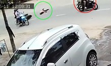 Cô gái lăn ba vòng vì bị cướp giật túi xách