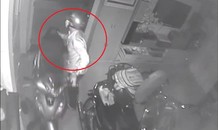Xem bóng đá quên khóa cửa trong, trộm đột nhập cuỗm liền 3 xe máy