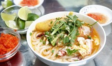 Tô bánh canh vỉa hè giá 300.000 đồng ở Sài Gòn
