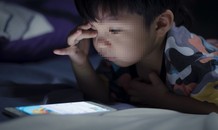 Cho con dùng điện thoại, tác hại khôn lường cha mẹ cần biết