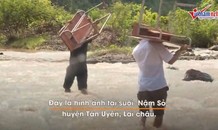 Thầy giáo cõng bàn qua suối cuồn cuộn, đưa đón học sinh đến trường